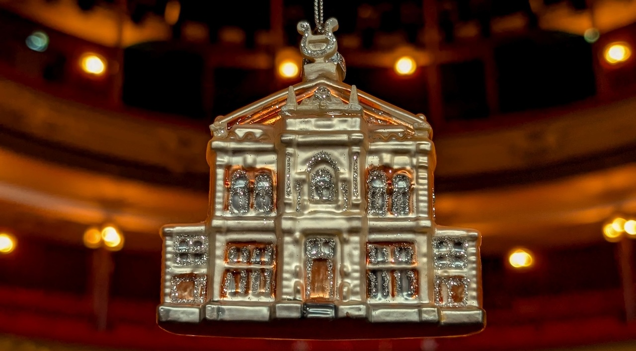 Rode header met kerstboom en woord 'kerstbal'.